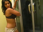 Armenian mädchen In The Bathroom Strippers