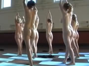 Gruppe junger nackter Mädchen, die Yoga machen