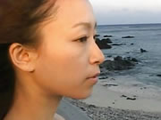 Japan Girl Walks am Meer