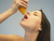 Nude mädchen Drinking Grapefruit Juice