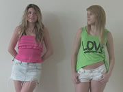Zwei süße Mädchen in Jeans