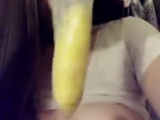 Mädchen spielen Banane