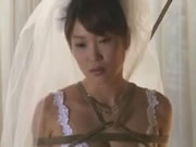 Japanische Braut gefesselt auf dem Boden