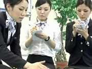 Japan Stewardess demonstriert korrekte CPR-Verfahren